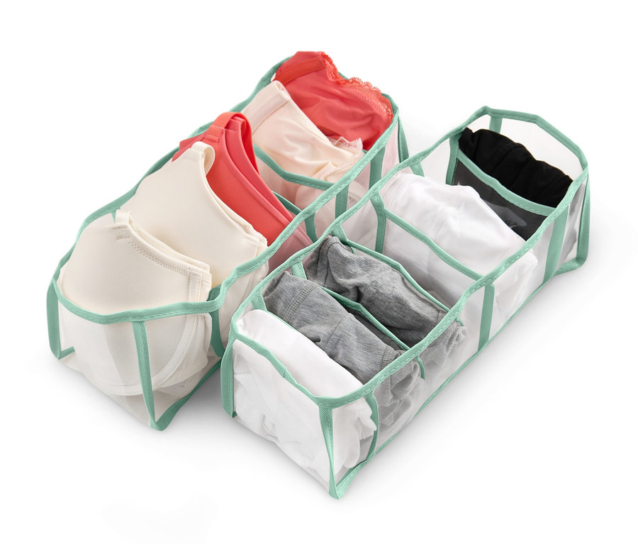 Zwei Kleiderschrank-Organizer mit Kleidung auf weißem Hintergrund.