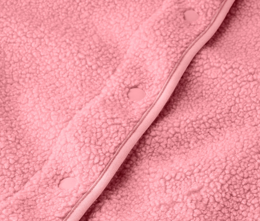 Nahaufnahme der rosafarbenen Teddy-Weste mit Knöpfen.