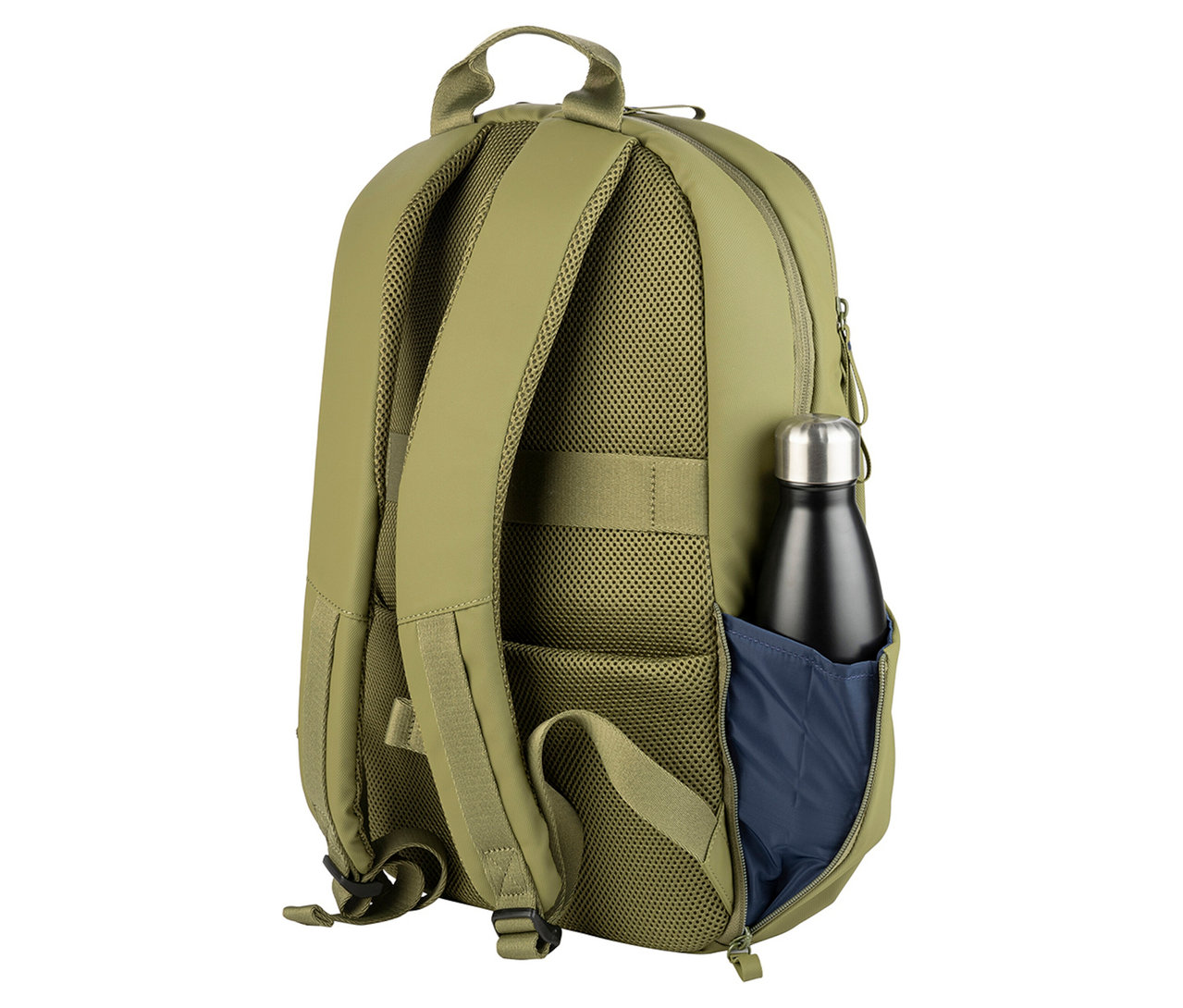 Nahaufnahme eines olivgrünen Rucksacks mit einer schwarzen Wasserflasche in der Seitentasche.