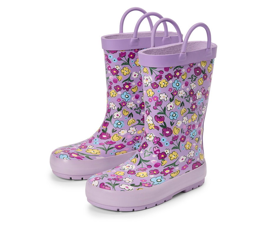 Ein Paar lila Gummistiefel mit Blumenmuster stehen auf einem weißen Hintergrund.