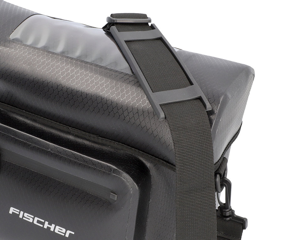 Nahaufnahme einer schwarzen Fischer-Tasche mit Tragegurt.