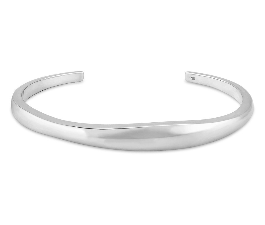 Silbernes Armband auf weißem Grund, leicht gebogen.