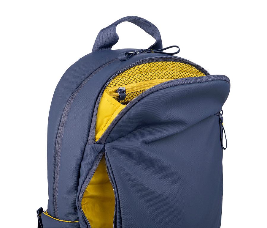 Nahaufnahme eines marineblauen Rucksacks mit gelbem Innenfutter, teilweise geöffnet.