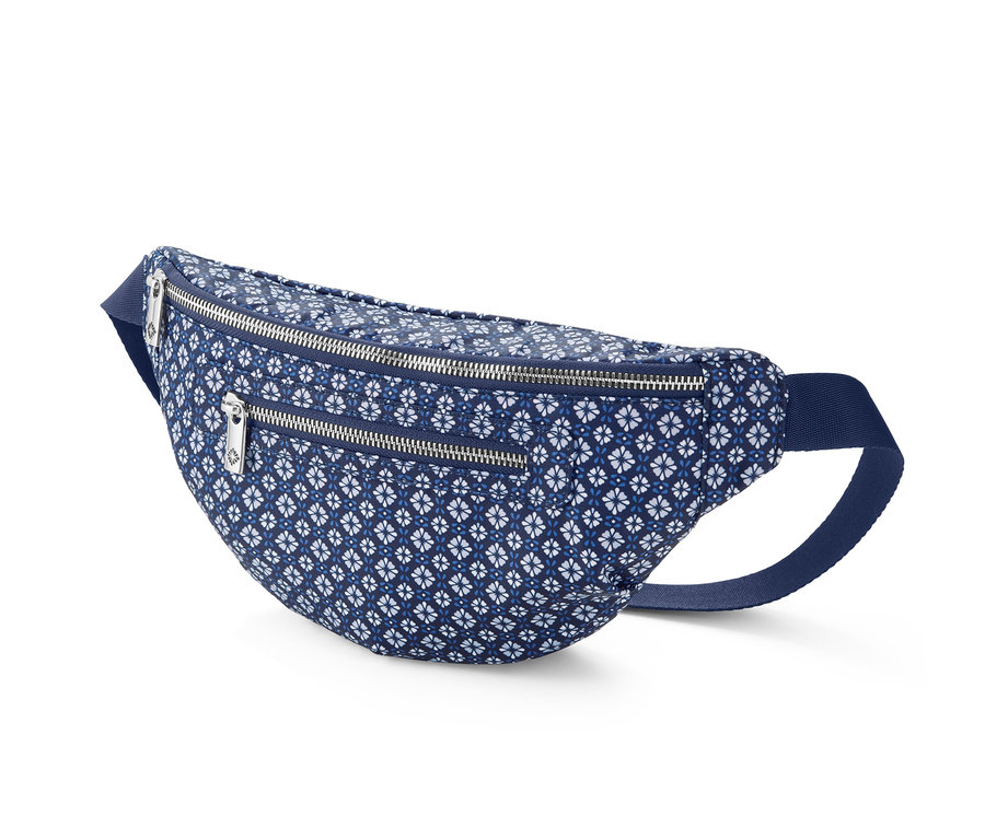 Eine Gürteltasche mit einem modischen Minimalprint liegt auf einem weißen Hintergrund.