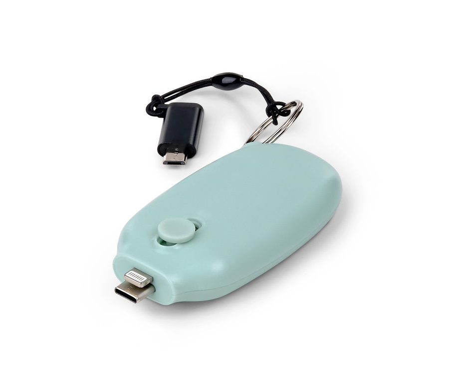 Hellblaue Schlüsselanhänger-Powerbank mit schwarzem Adapter auf weißem Hintergrund.