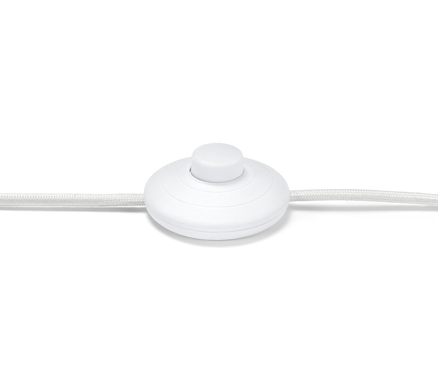 Detail eines weißen Schalters einer Dreibein-Stehleuchte.