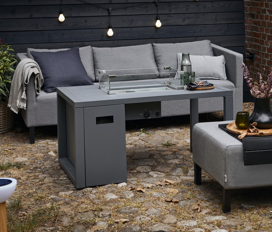 Graues Lounge-Sofa mit Sunbrella®-Stoff, Buschbeck Loungetisch »Lagos« und LED-Outdoor-Lichterkette auf Terrasse.