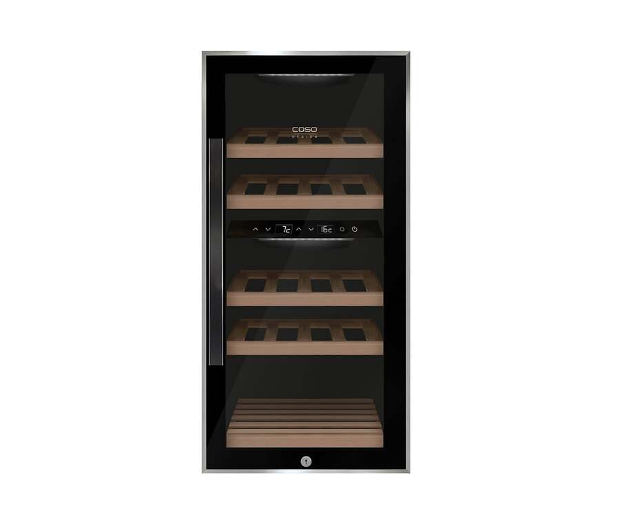Ein Caso WineClassic Black 24 Weinkühlschrank mit Holzböden.