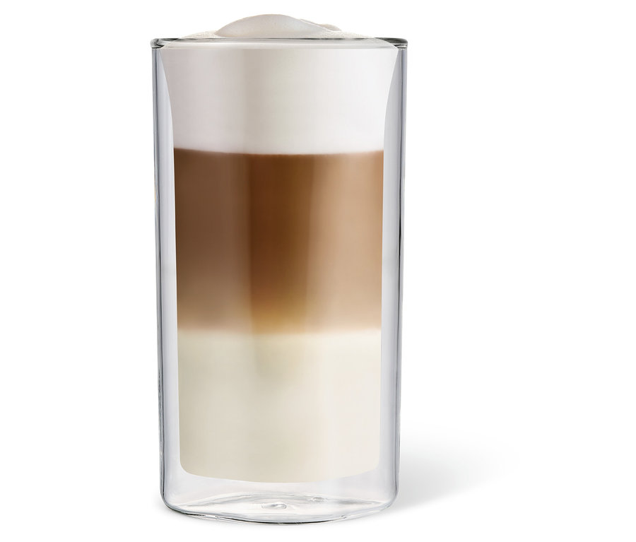Ein geschichteter Latte Macchiato in einem Glas.