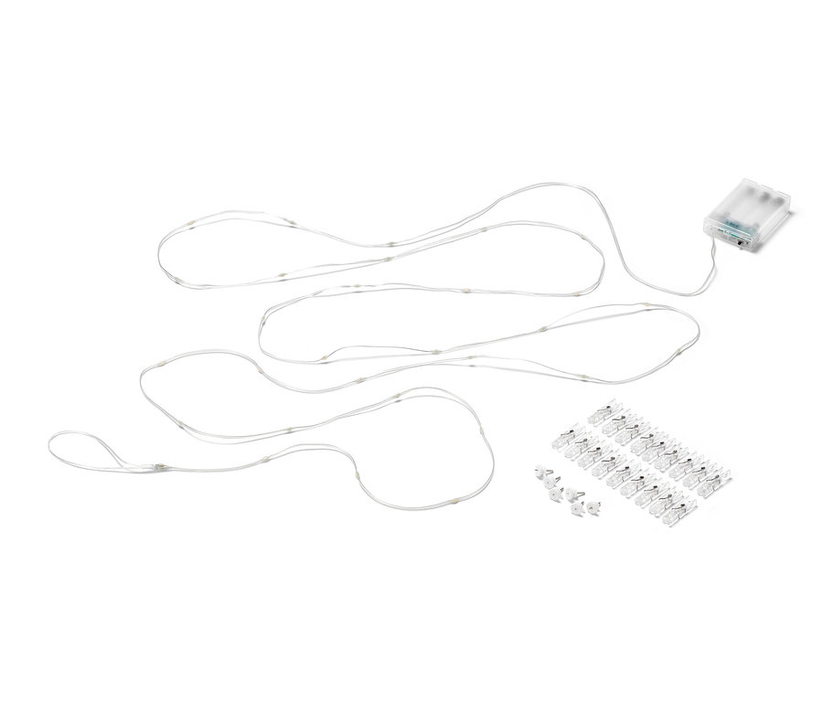 LED-Lichterkette mit Klammern auf weißem Hintergrund.