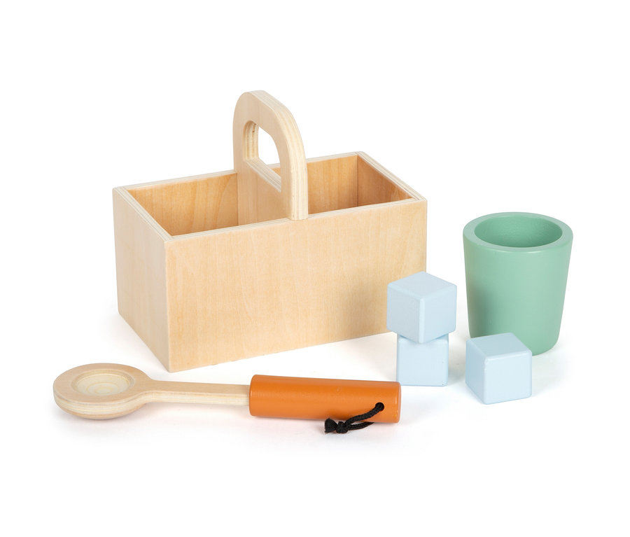 Eine Holzkiste mit Griff, ein Holzlöffel mit orangefarbenem Griff, zwei hellblaue Quader und ein grüner Becher.