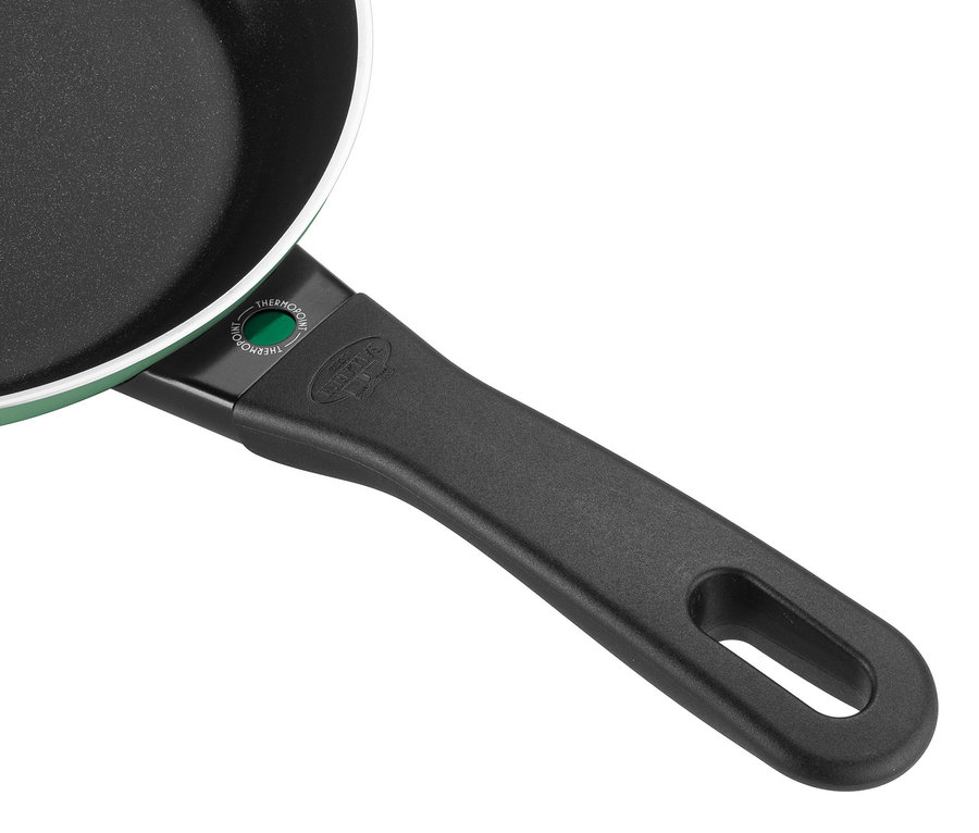 Detailaufnahme einer grünen BALLARINI Aluminium-Bratpfanne.