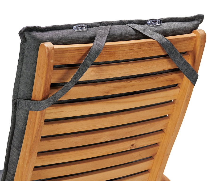 Detailansicht einer anthrazitfarbenen Premium-Hochlehner-Auflage, die mit grauen Gurten an einem Holzstuhl befestigt ist.