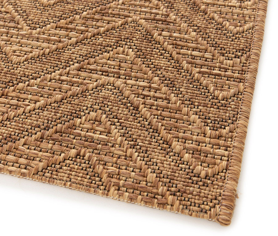 Detailansicht eines braunen Teppichs "Roy" mit Linien.