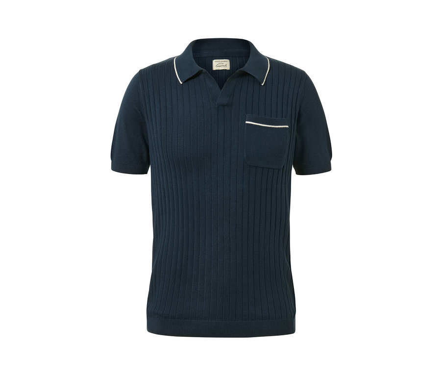 Ein marineblaues Poloshirt mit kurzen Ärmeln und einer Brusttasche.