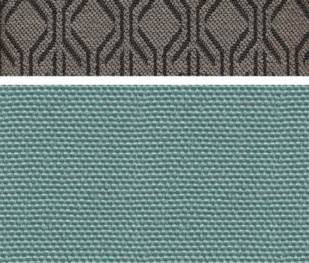 Nahaufnahme von Stoffmustern, oben geometrisches Muster, unten blaugrüner Stoff. deVries Teak-Strandkorb, 2-Sitzer