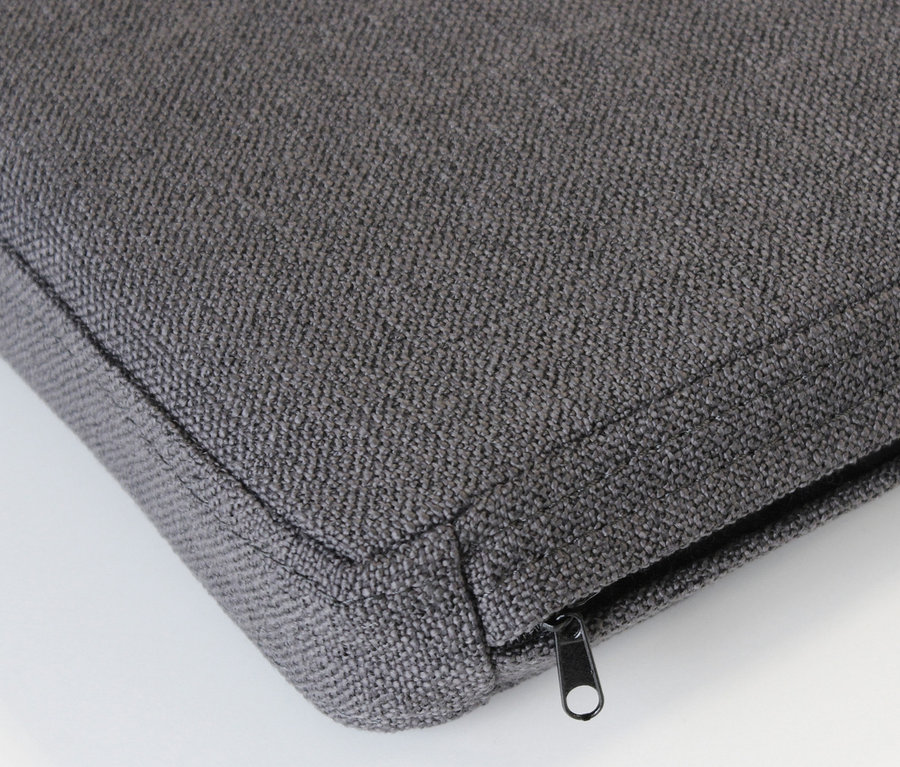 Detailaufnahme eines grauen Sitzkissens der Schuhbank »Vik«.