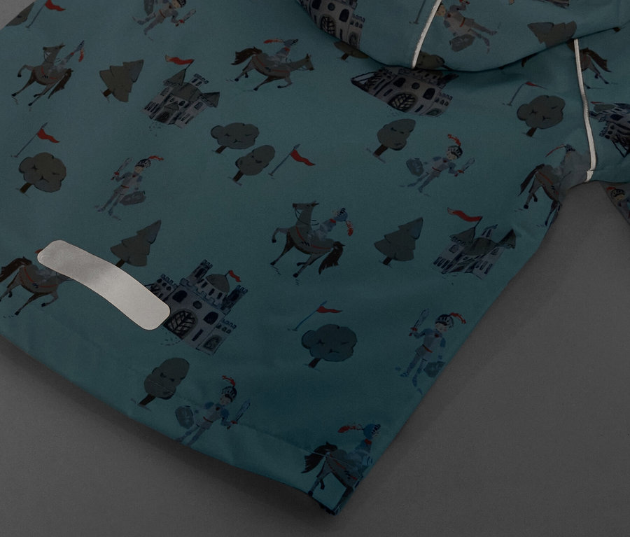 Detailansicht einer Kinder-Regenjacke mit Rittermuster.