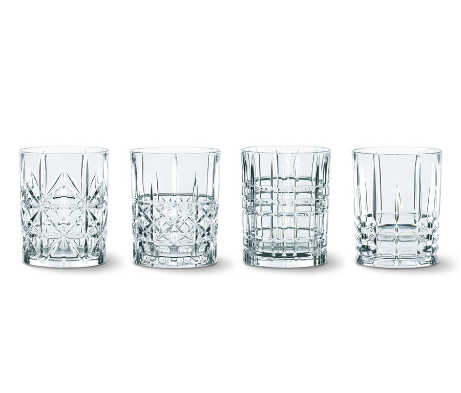 Vier Nachtmann Tumbler »Highland« Gläser mit verschiedenen Mustern auf weißem Hintergrund.