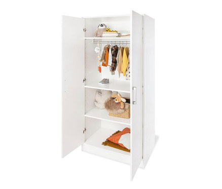 Offener, weißer Pinolino Schrank »Viktoria« mit Spielzeug und Kleidung im Inneren.