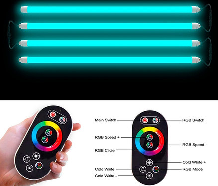 Vier türkisfarbene LED-Röhren leuchten. Unten links hält eine Hand eine Fernbedienung.