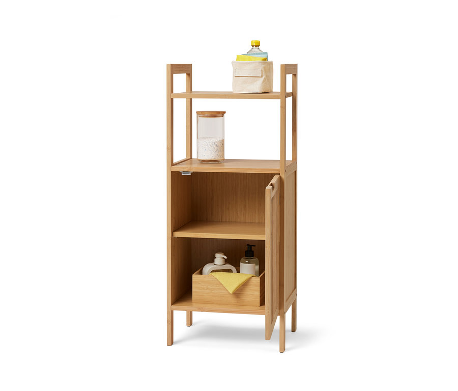 Ein vertikales Ordnungsregal im skandinavischen Design mit offenen Regalen und einer Tür, auf denen Behälter und Textilien gelagert werden.