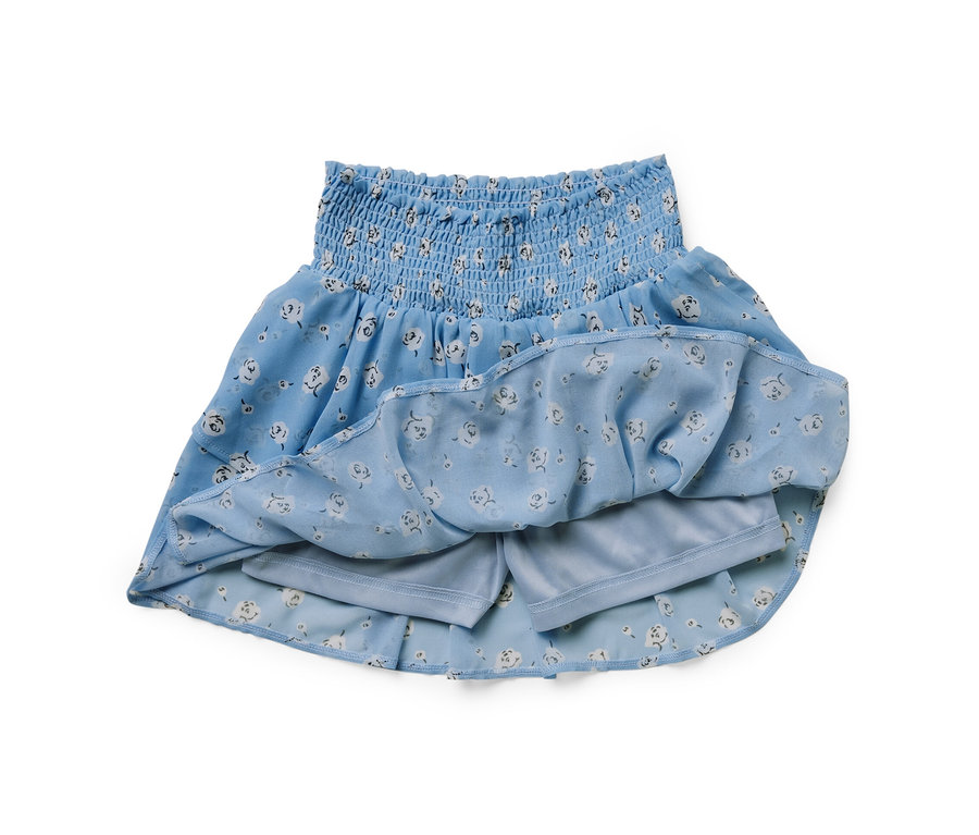 Ein blauer Kinder-Stufenrock mit Blumenmuster.