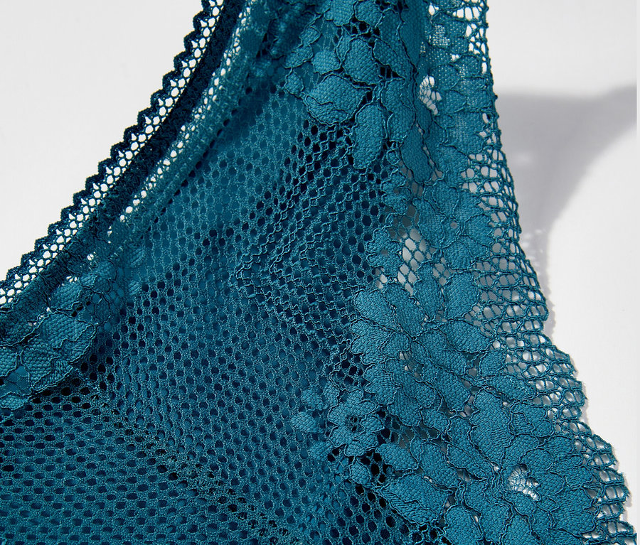 Detailaufnahme des petrolblauen Passionata Raw Cut Slips »Nina« mit zartem Blumenmuster.