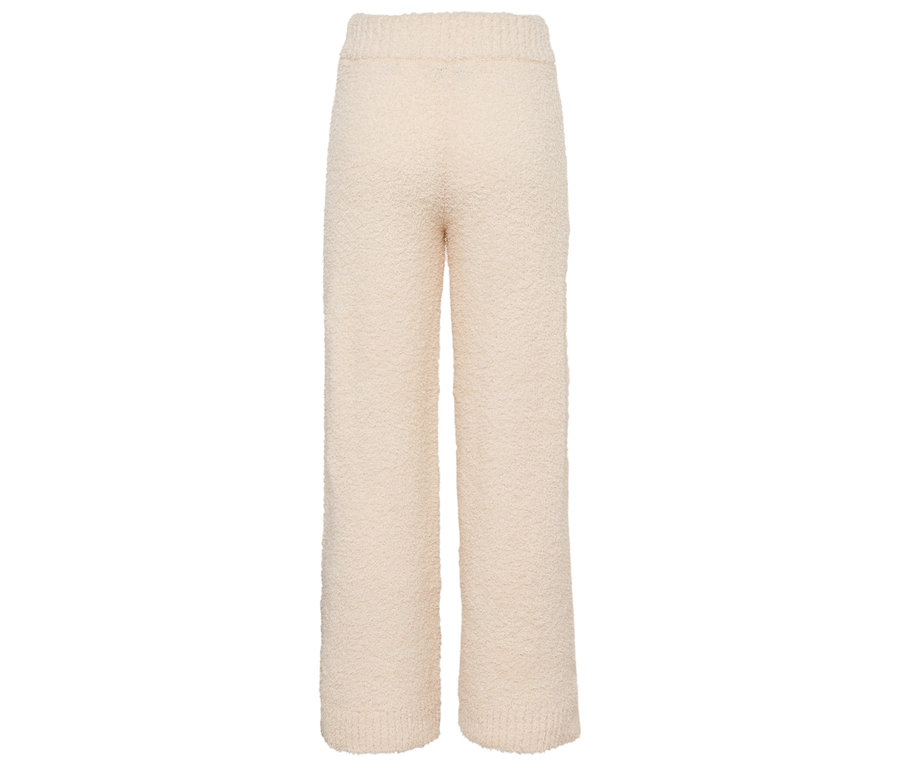 Beige, flauschige Hose auf weißem Hintergrund.
