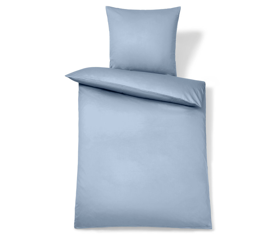 Hellblaue Bettwäsche für Kissen und Decke.