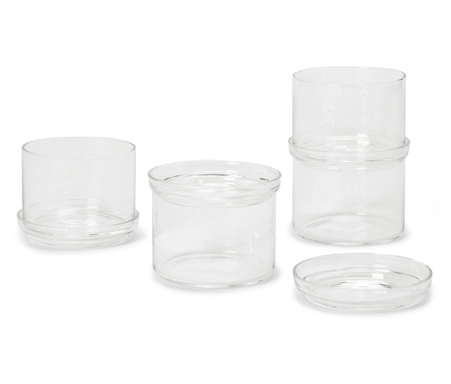 Vier unterschiedlich große Vorratsgläser aus Glas auf weißem Hintergrund.