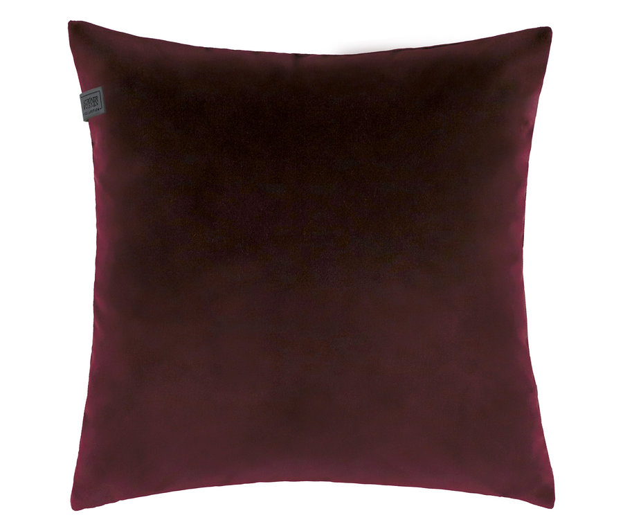 Ein quadratisches, bordeauxrotes Dekokissen.