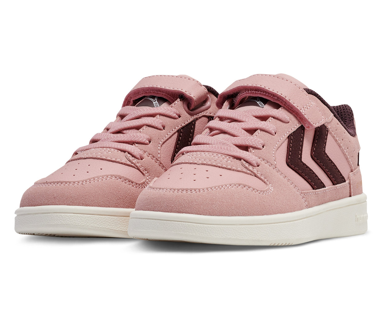 Zwei rosa HUMMEL ST Power play SP Jr Turnschuhe mit braunen Details und weißen Sohlen.