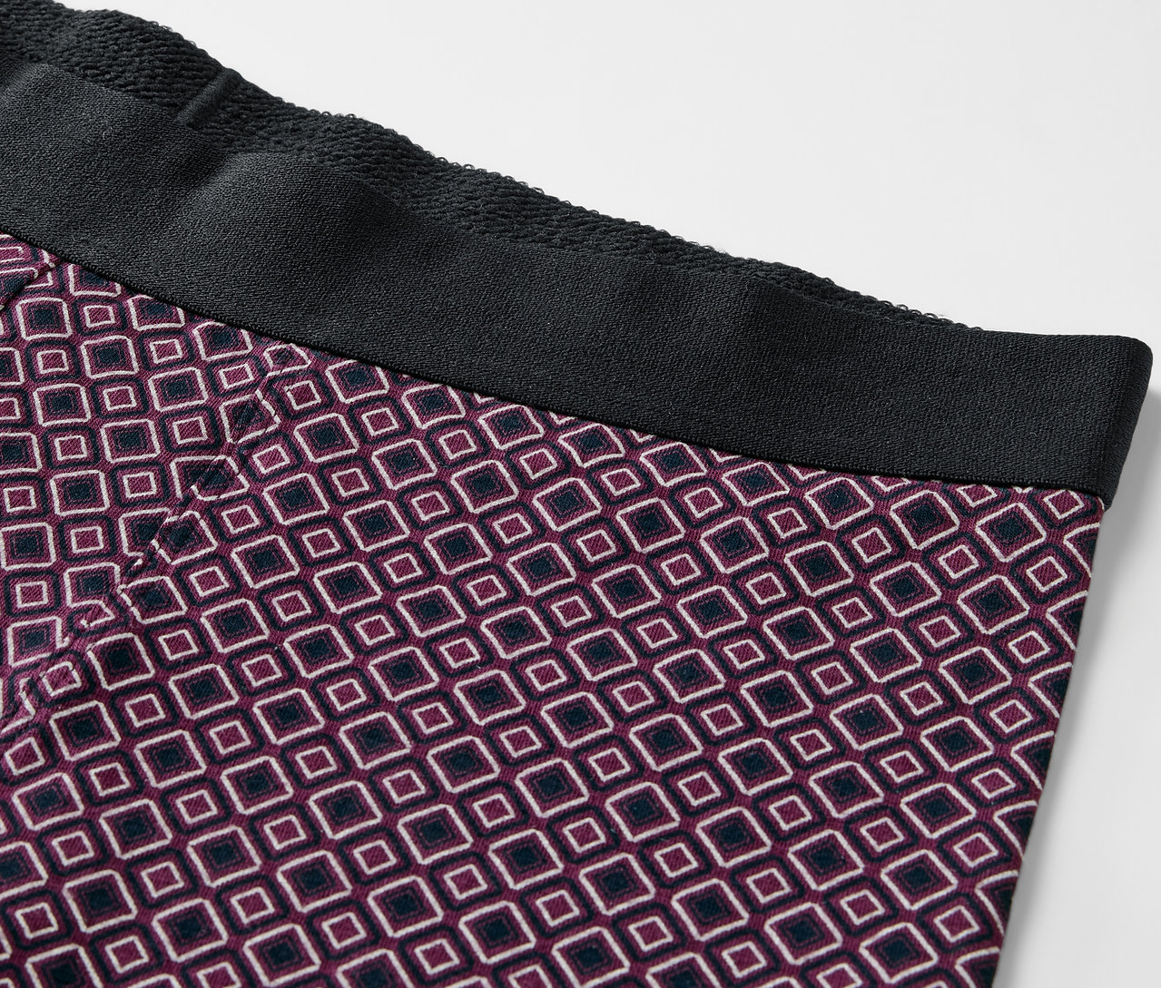 Detail einer kastanienbraunen 4 Slipboxer mit geometrischem Muster.