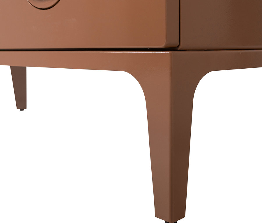 Detailansicht einer braunen WOOOD »Merge« Kommode, die auf dem Boden steht.