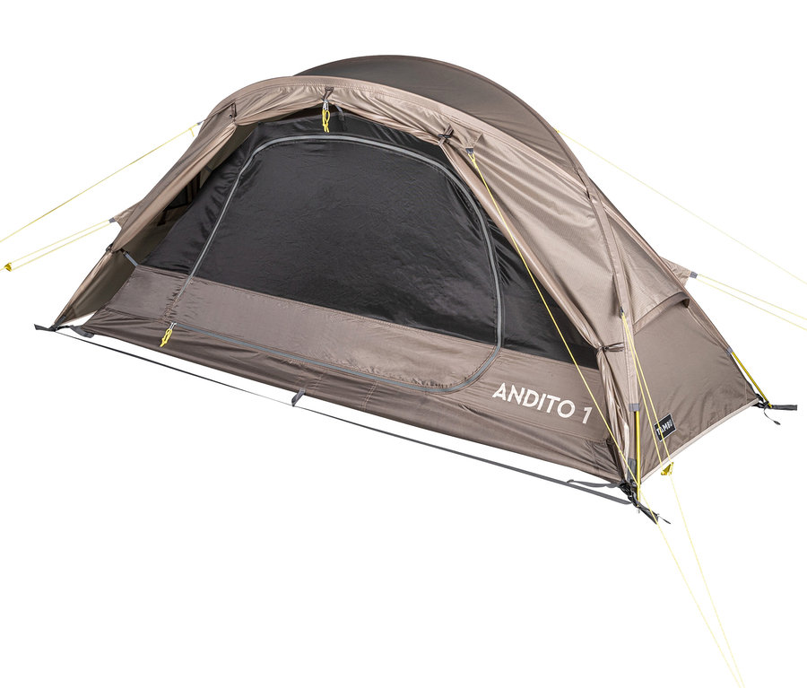 Aufgebautes, braunes Tambu 1-Personen-Trekkingzelt »ANDITO 1« mit geöffnetem, schwarzem Eingang und gelben Spannseilen.