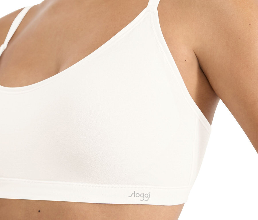 Nahaufnahme einer Frau, die einen weißen Sloggi BH mit dünnen Trägern trägt.