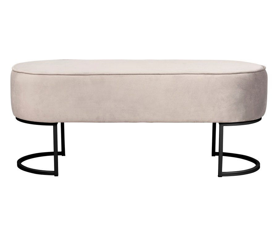 Ein cremefarbener, gepolsterter Hocker mit schwarzen Metallbeinen steht vor einem weißen Hintergrund.