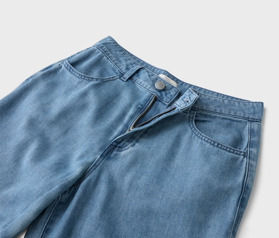 Nahaufnahme einer hellblauen Jeanshose mit geöffnetem Reißverschluss.