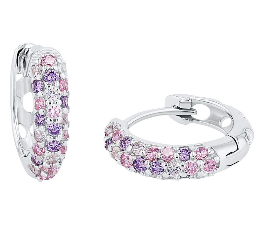 Zwei silberne Creolen-Ohrringe, besetzt mit rosa- und lilafarbenen Steinen.