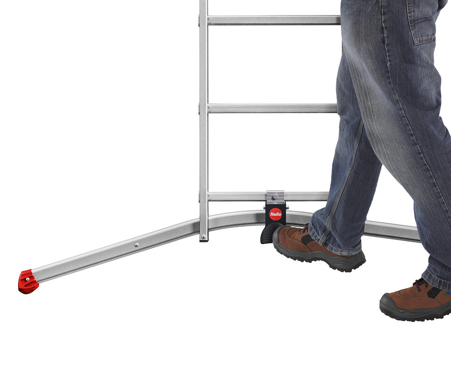 Eine Person in Jeans und braunen Schuhen steigt auf eine silberne Leiter.