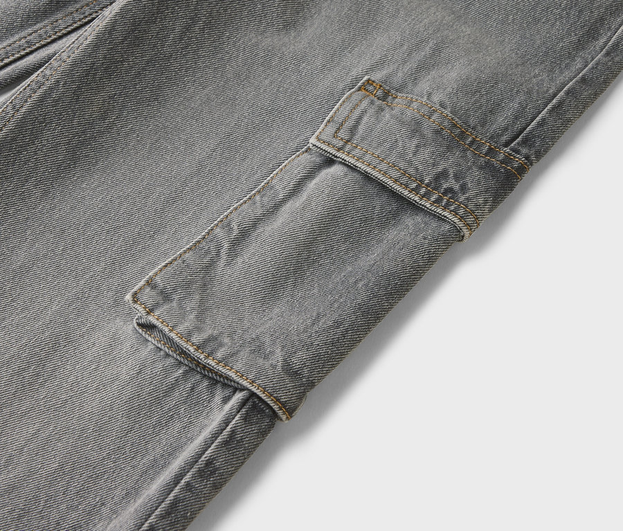 Nahaufnahme einer grauen Cargohose mit Taschen