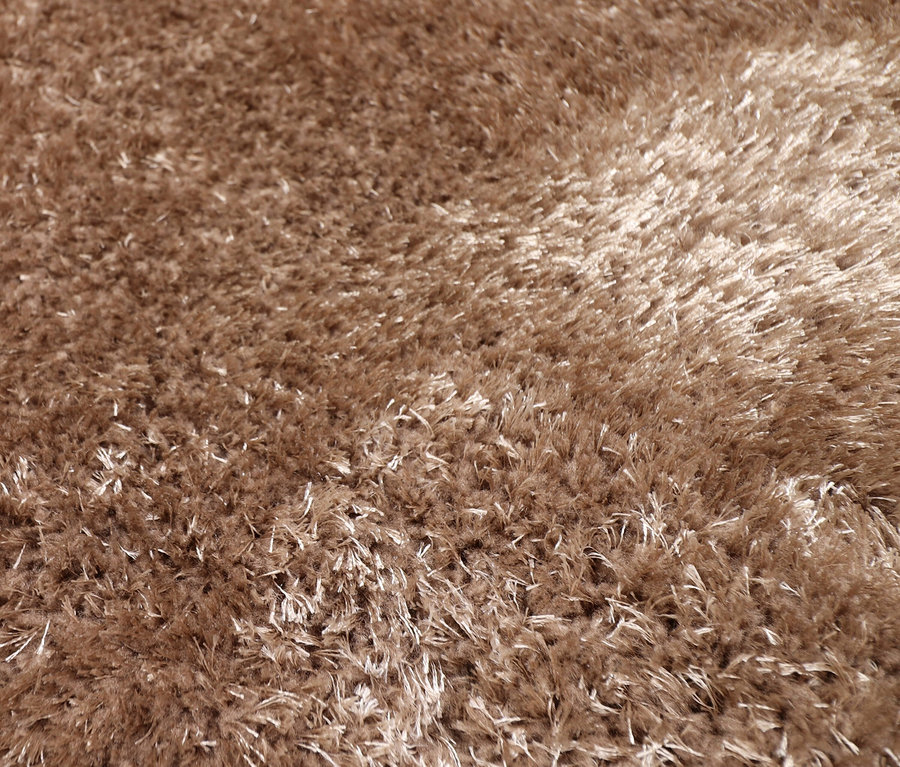 Nahaufnahme eines hellbraunen »Silky« Teppichs.