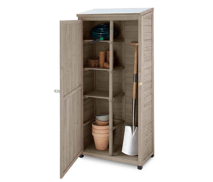 Geöffneter, großer Gartenschrank mit Werkzeugen, Blumentöpfen und Schlauch.