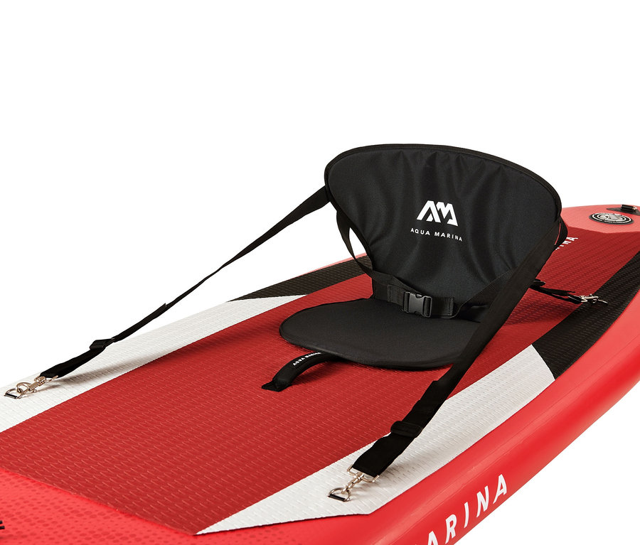 Ein schwarzer Aqua Marina SUP-Sitz ist an einem rot-weißen SUP-Board befestigt.