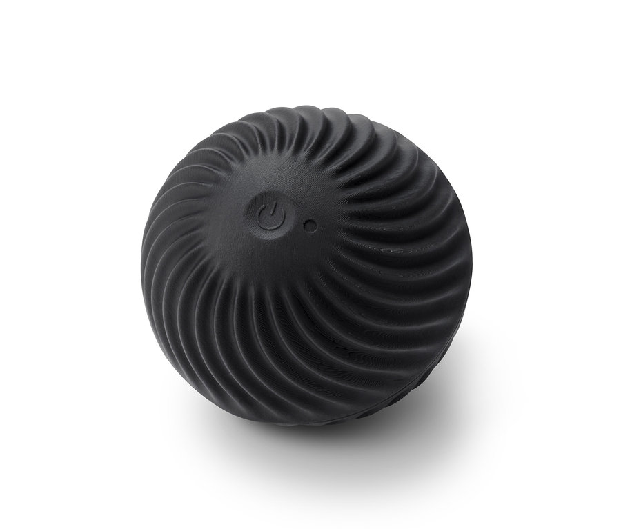Ein schwarzer Massageball mit Vibration auf weißem Hintergrund.