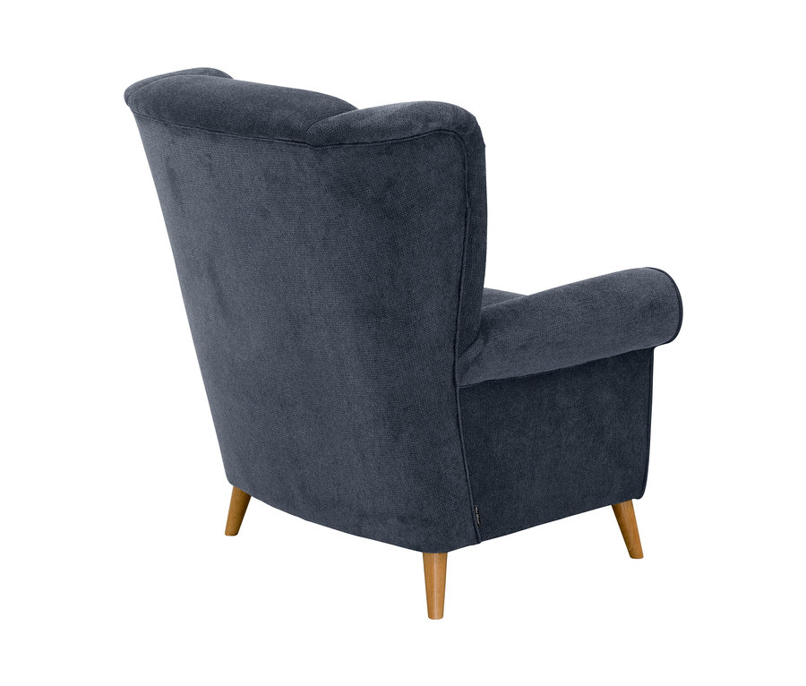 Detailansicht der Rückseite des dunkelblauen Ohrensessels »Anton« mit Armlehnen und Holzbeinen.