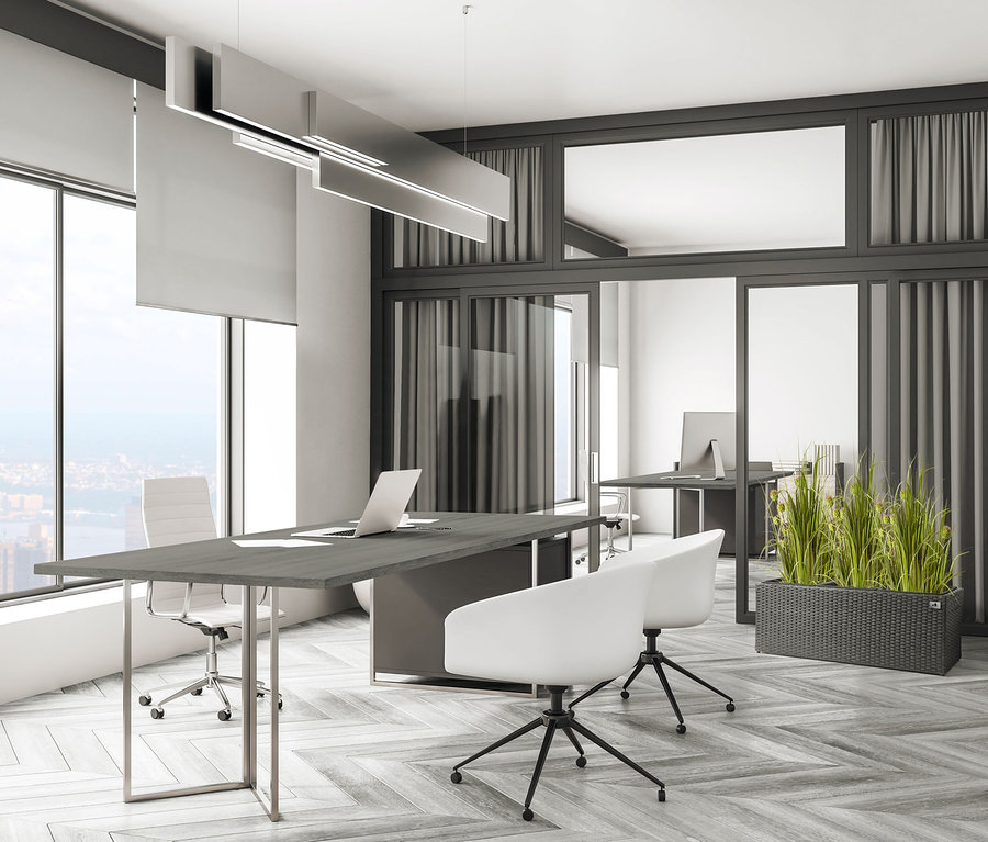 Graues Büro mit Schreibtischen, weißen Stühlen und einem anthrazitfarbenen Pflanzgefäß aus Polyrattan, Breite ca. 102 cm.