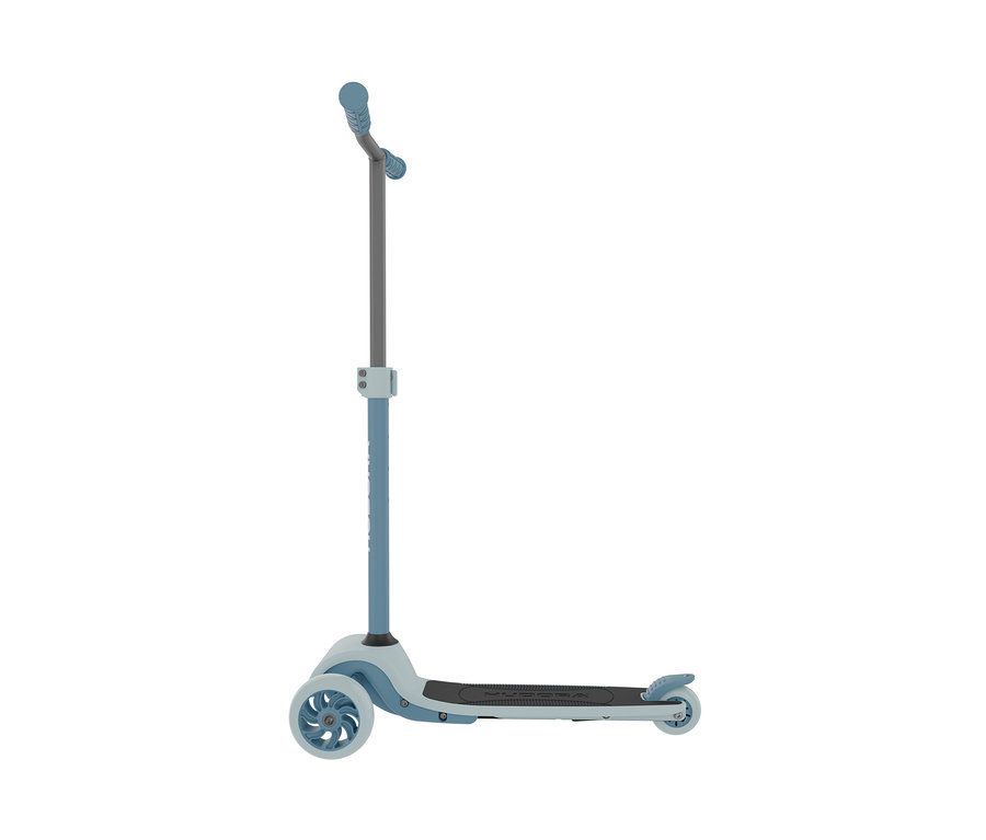 Blauer HUDORA Tri-Scooter auf weißem Hintergrund.