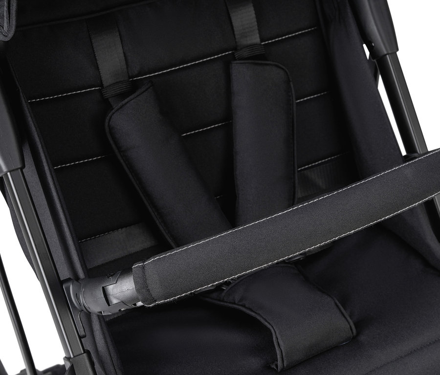 Detailaufnahme des schwarzen Osann Sportwagen »Vegas« mit gepolstertem Bügel und Sicherheitsgurten.